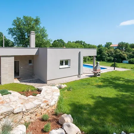 Mit Eigenem Pool By Interhome *