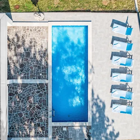 Mit Eigenem Pool By Interhome