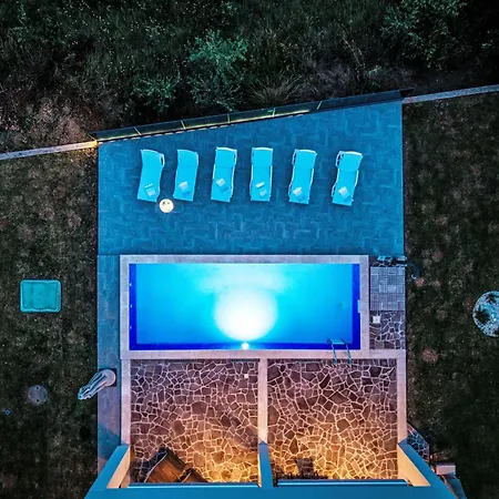 Mit Eigenem Pool By Interhome