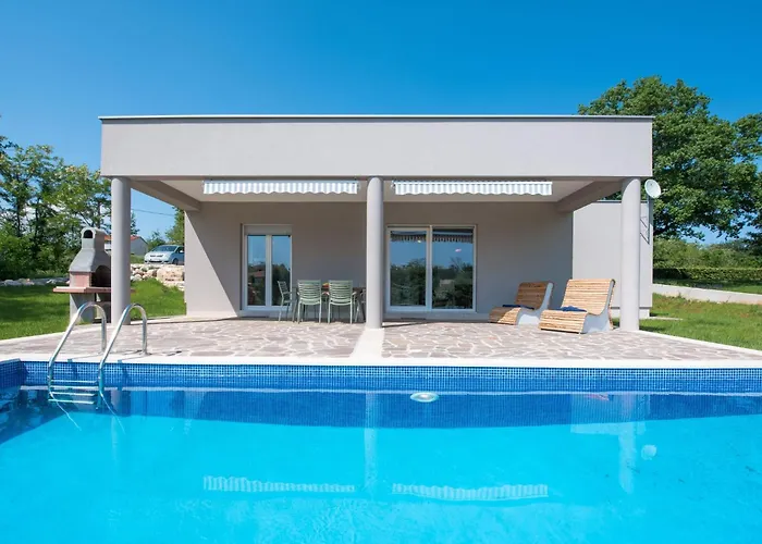 Mit Eigenem Pool By Interhome